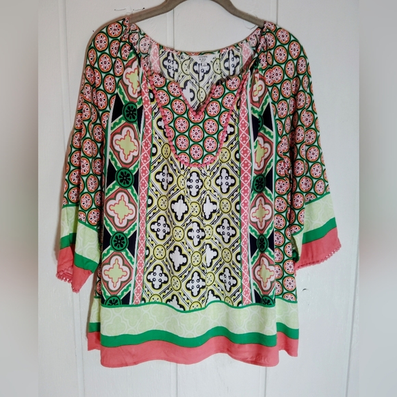 crown & ivy Tops - LIKE NEW!! Crown & Ivy Patterned top. Size PL